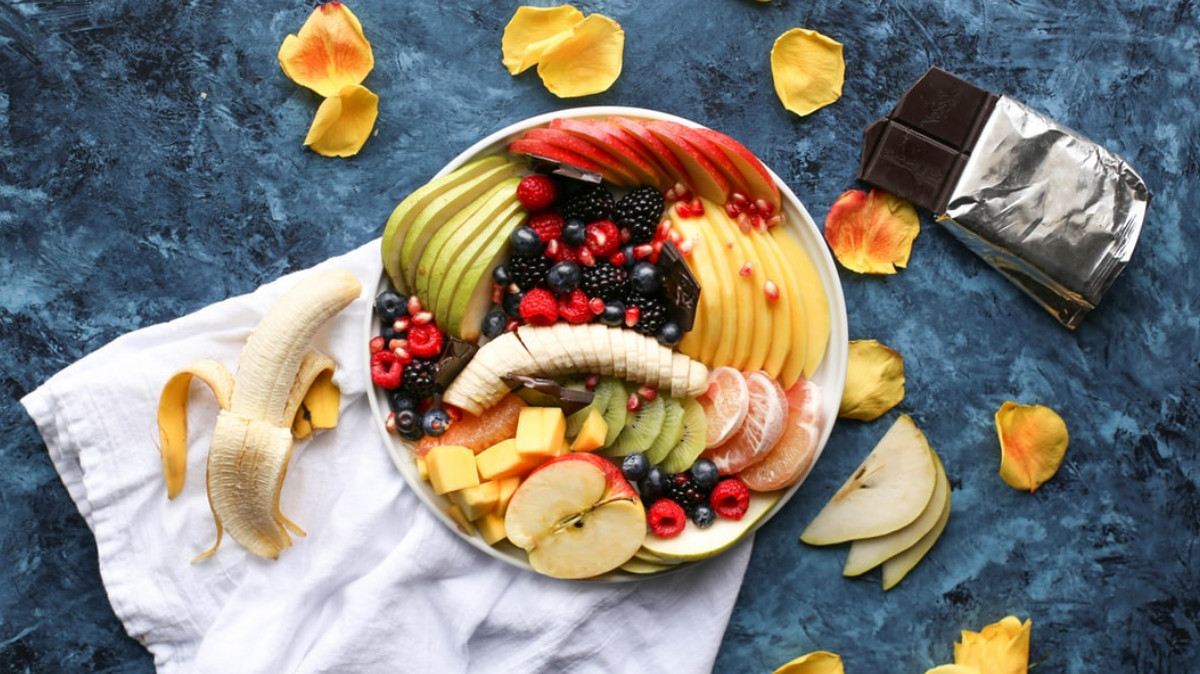 bowl z owocami i czekolada – jak wytrwać na diecie